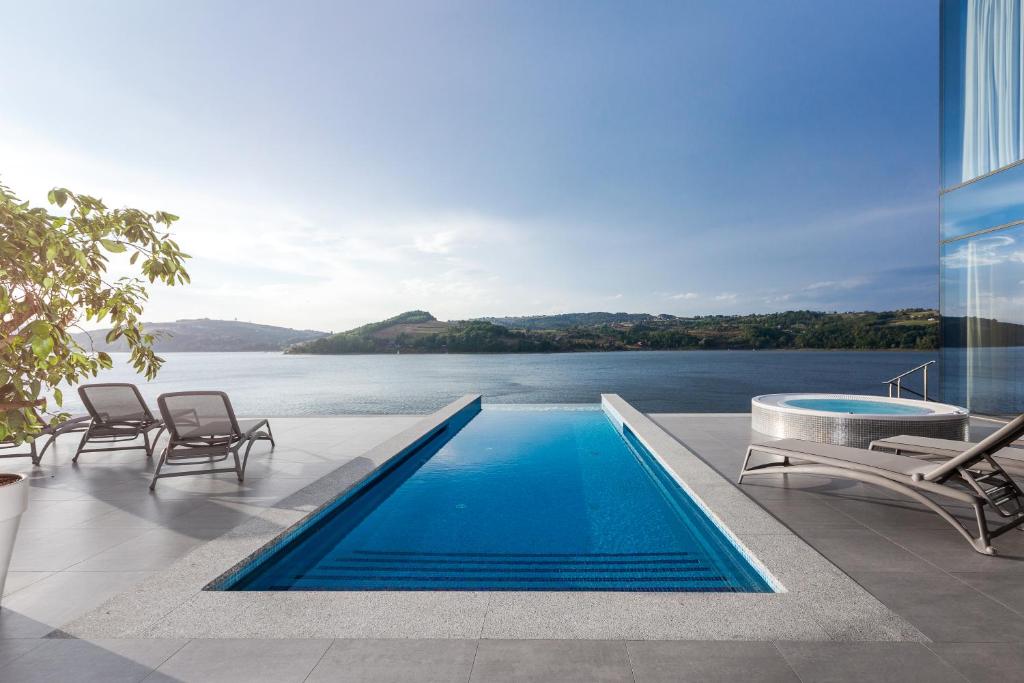 格雷德克纳德纳杰姆Heron Live Hotel Marina & SPA的享有水景的庭院内的游泳池