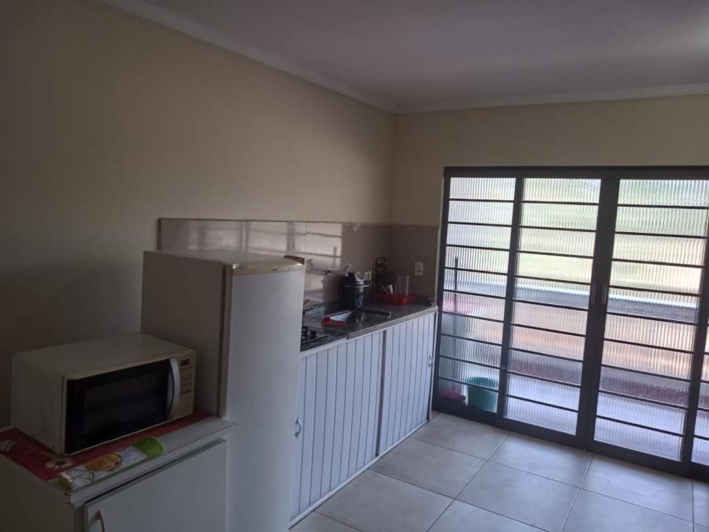 皮拉西卡巴Pousada Villa Argos Guesthouse的厨房配有冰箱和微波炉。