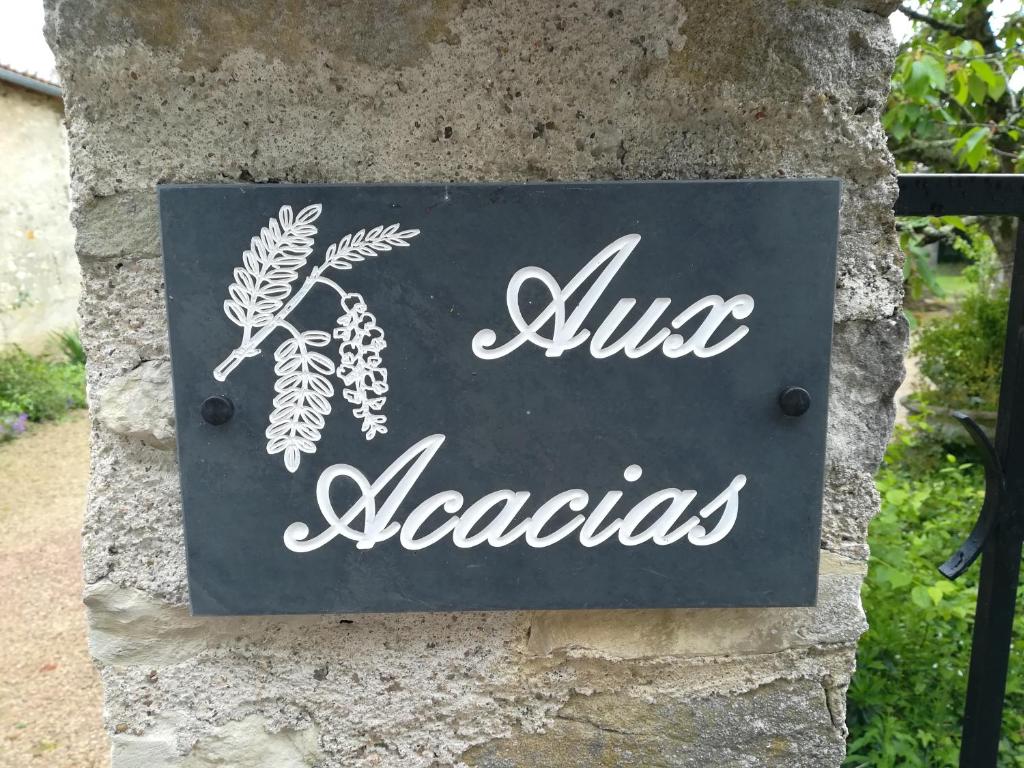 Braye-sous-FayeAux Acacias的石墙边的标志