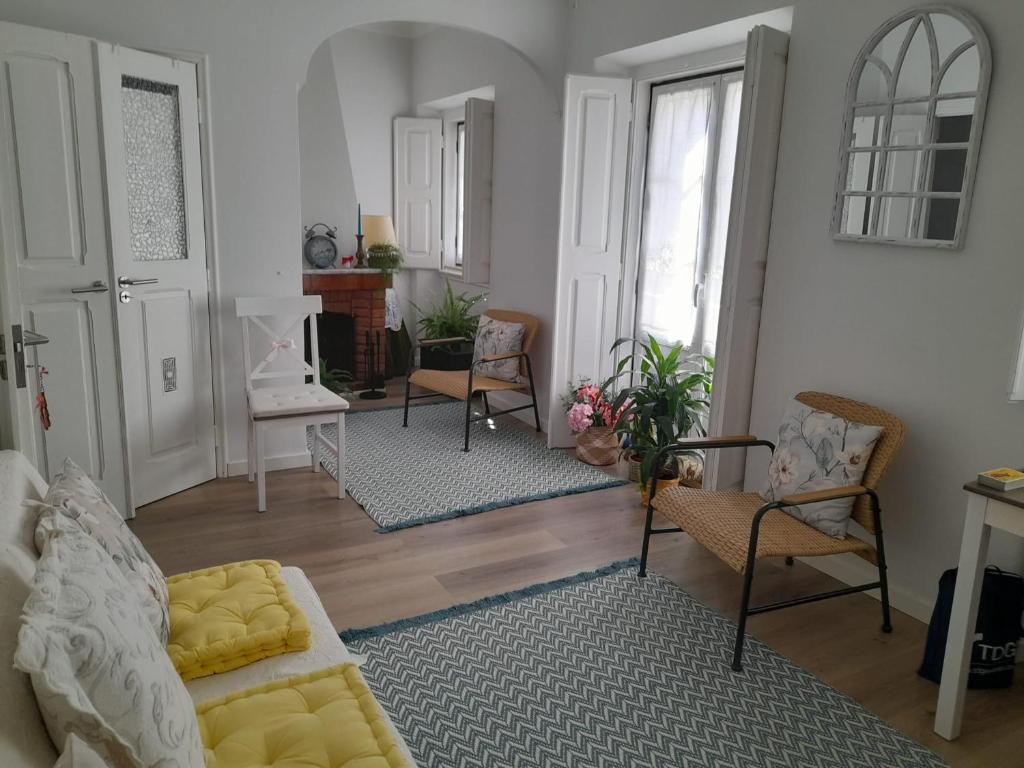 萨尔堡Cantinho do Céu的客厅配有两把椅子和一张沙发