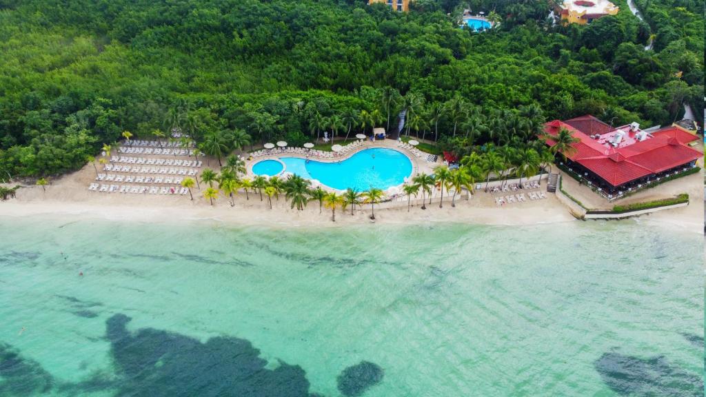 科苏梅尔Occidental Cozumel - All Inclusive的海滩上的度假村的空中景观