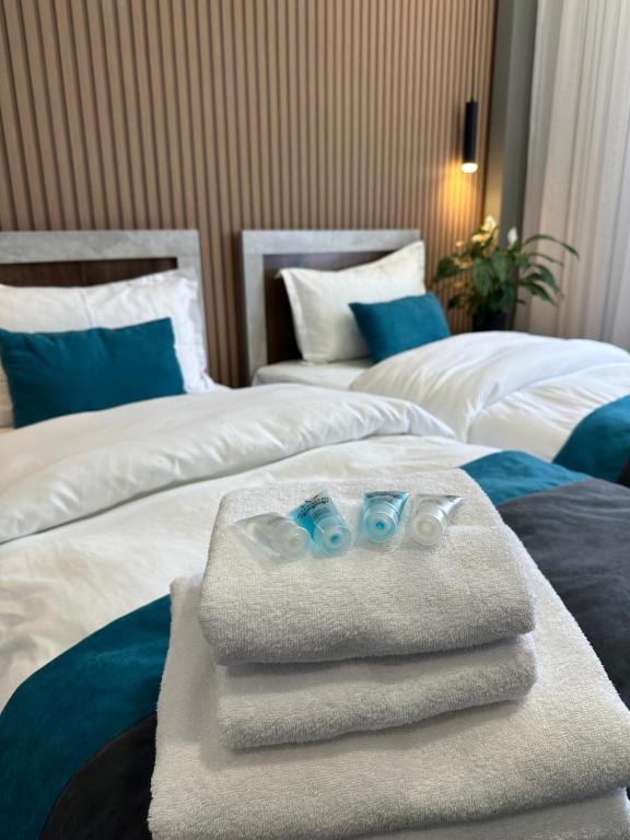 阿克套TURAN HOTEL的酒店客房 - 带两张床和床上的毛巾
