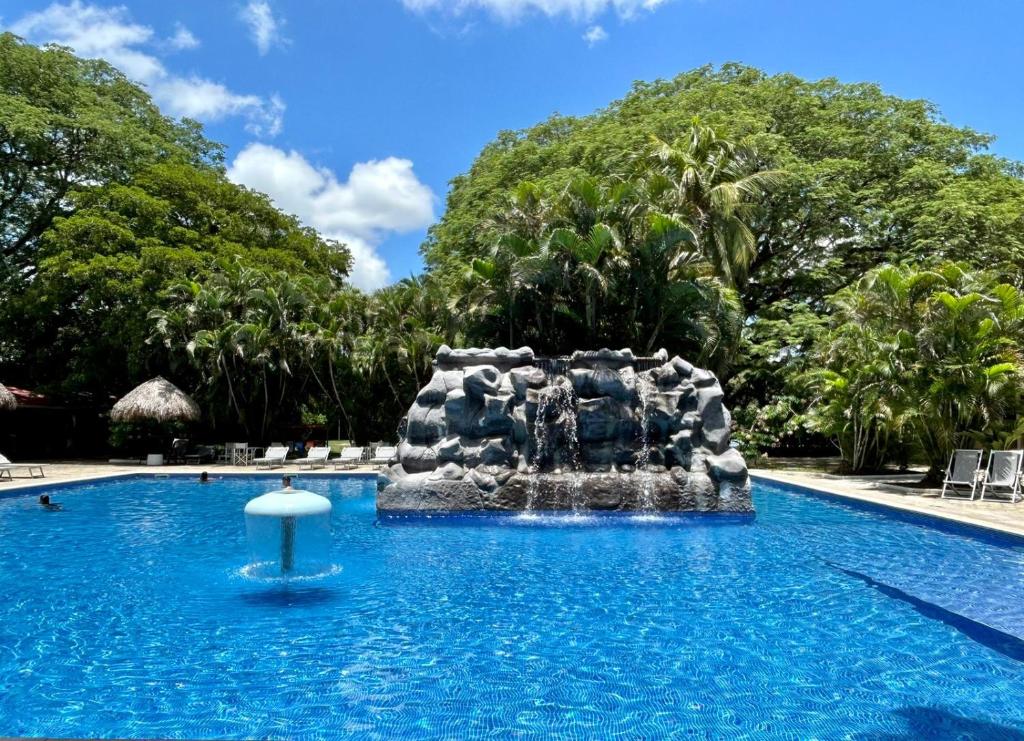 利比里亚埃尔锡蒂奥贝斯特韦斯特酒店及赌场的游泳池中央的喷泉
