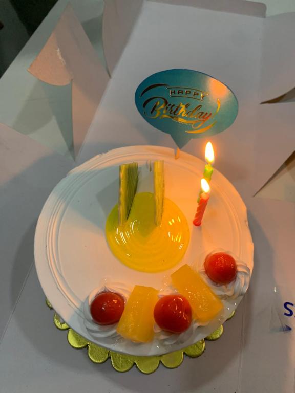 新德里The LUTF的一张带蜡烛的生日蛋糕