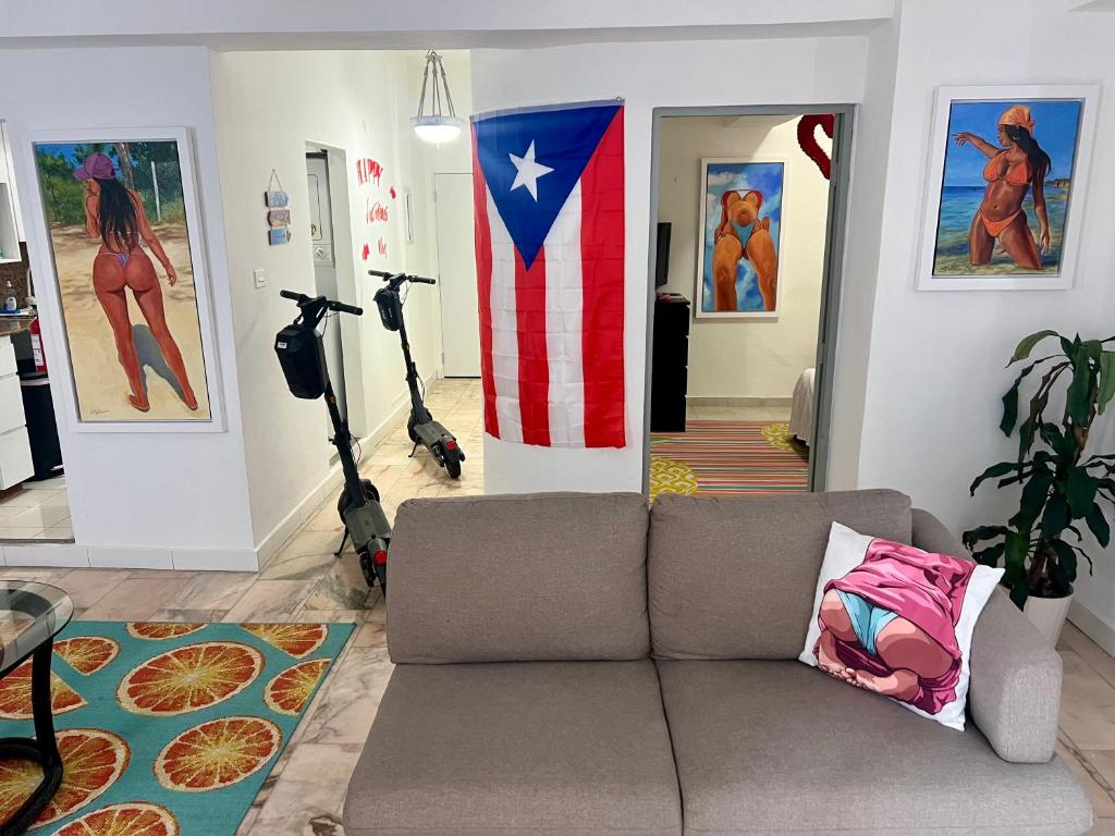 圣胡安Condado Paradise Tantra Apartment的客厅配有沙发和美洲国旗
