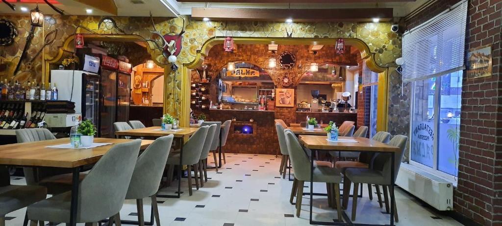DragashHotel Palma的一间设有木桌和椅子的餐厅