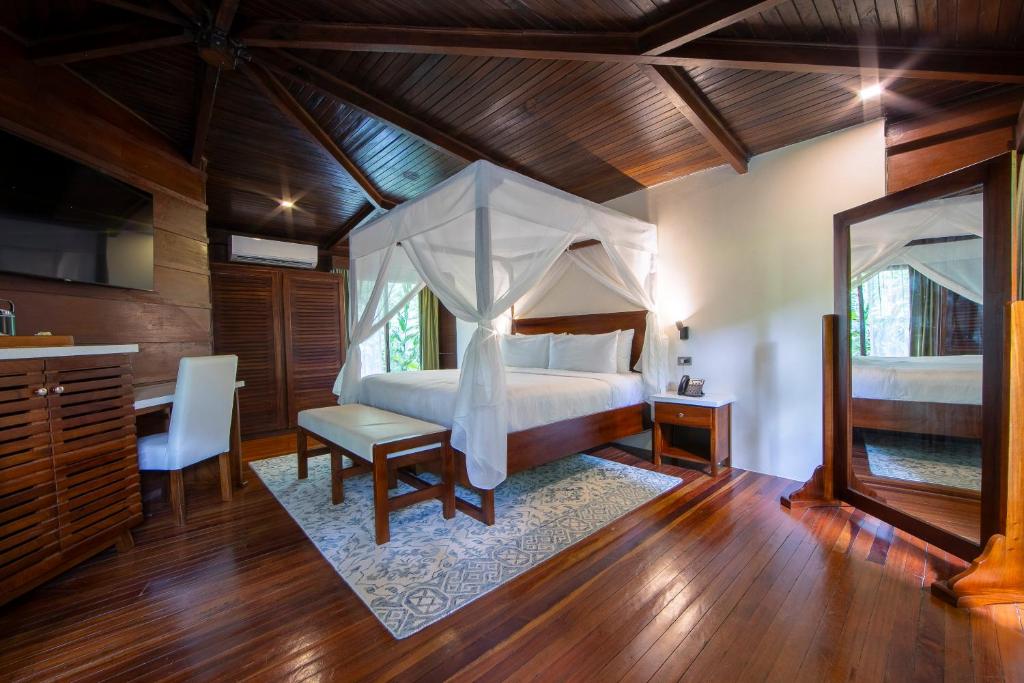 Chachagua Rainforest Hotel &amp; Hot Springs客房内的一张或多张床位