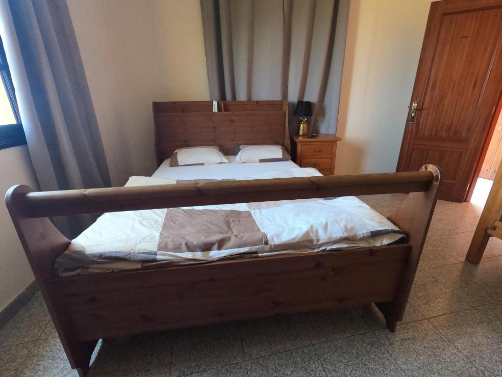 拉克鲁斯Big Room at Villa Lila的一间卧室配有一张木架床