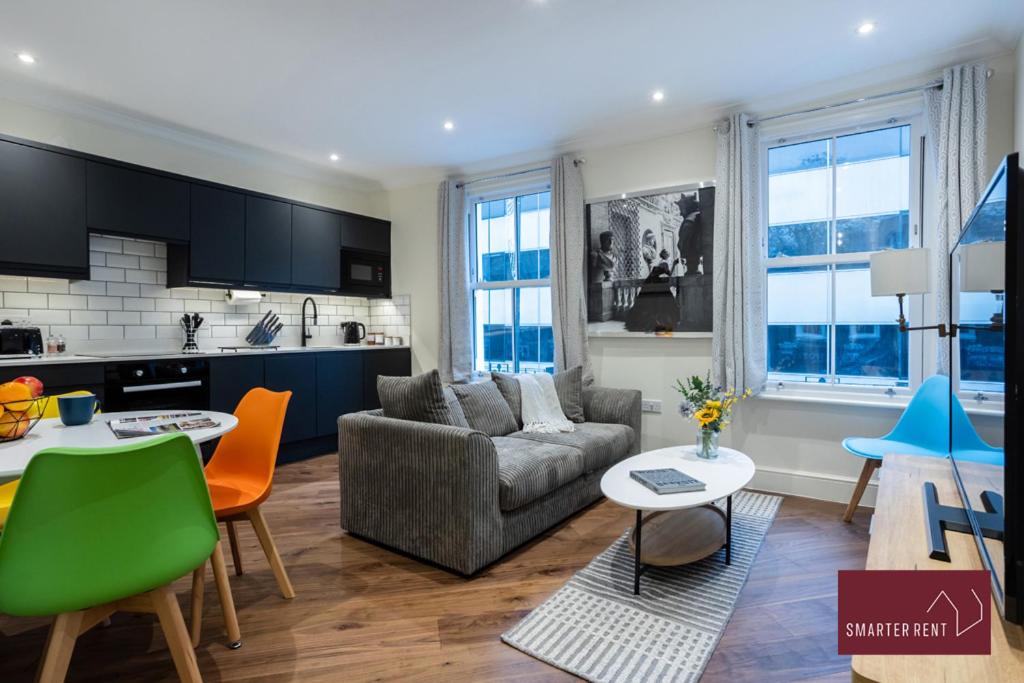 泰晤士河畔里士满1 Bedroom Apartment - Central Richmond-upon-Thames的客厅配有沙发和桌子