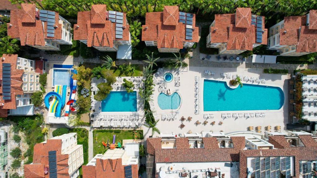 锡德Side Village Hotel - All Inclusive的享有度假胜地的空中景致,设有2个游泳池