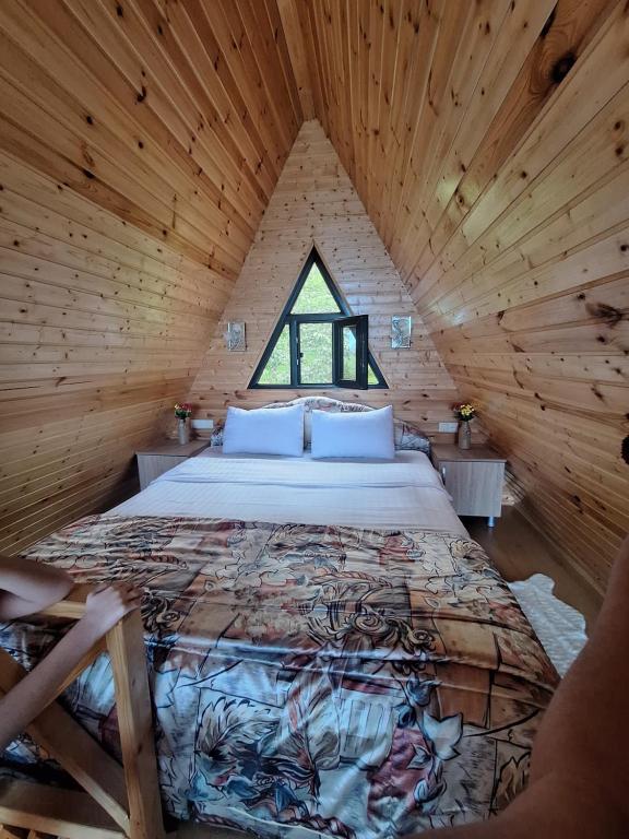 科布列季Eco house sunset的小木屋内一间卧室,配有一张床