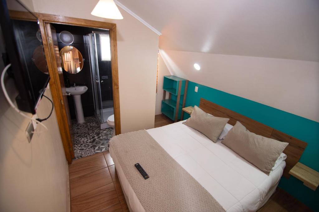 维纳德马Hostal Terraza Recreo的一间带一张床的卧室和一间带镜子的浴室