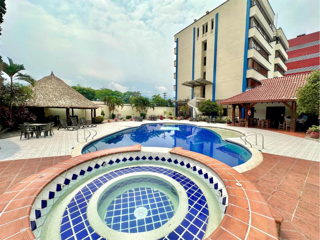 比亚维森西奥Hotel Maria Gloria的一座酒店游泳池,建筑背景