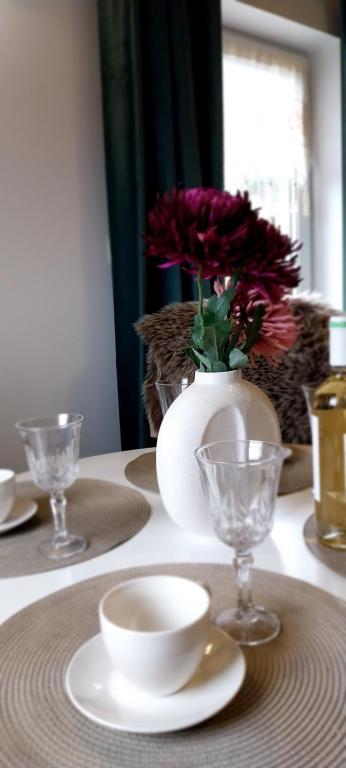 伊斯泰布纳Domek z widokiem的一张桌子,上面有盘子和花瓶