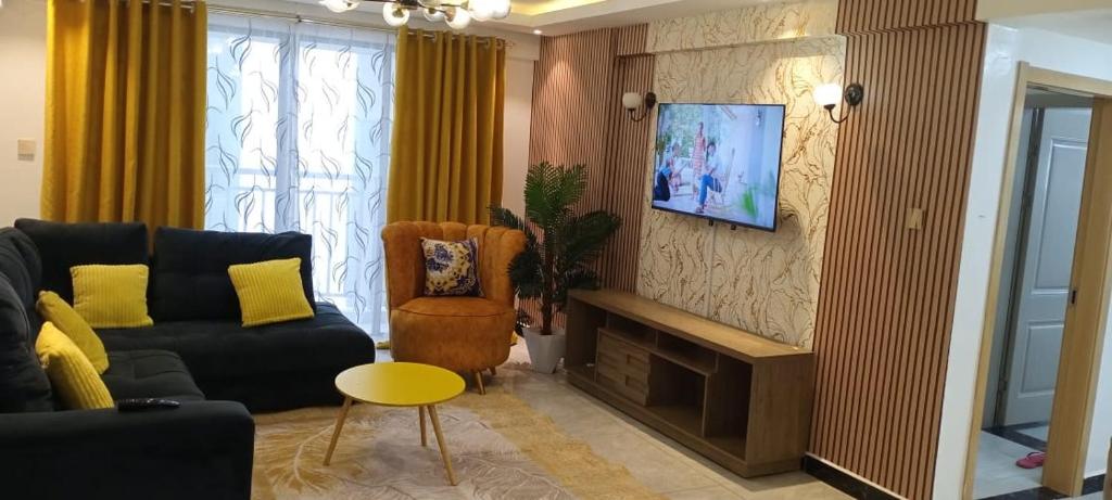 内罗毕City Haven Accommodation-Two bedroom Apartment的客厅配有沙发和墙上的电视