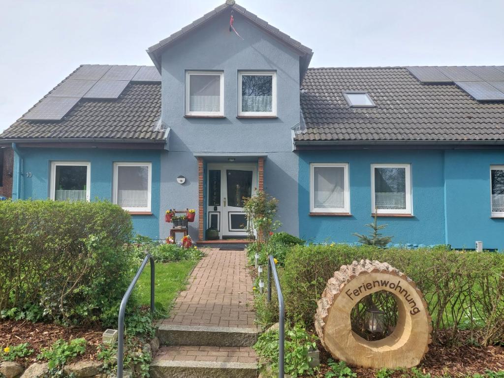 马兰迪Ferienwohnung的屋顶上设有太阳能电池板的蓝色房子