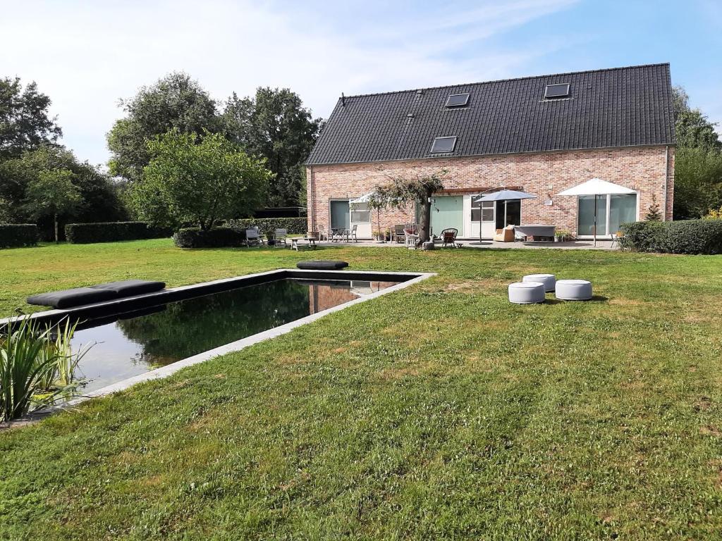 TessenderloB&B De Levensboom的庭院中带游泳池的房子