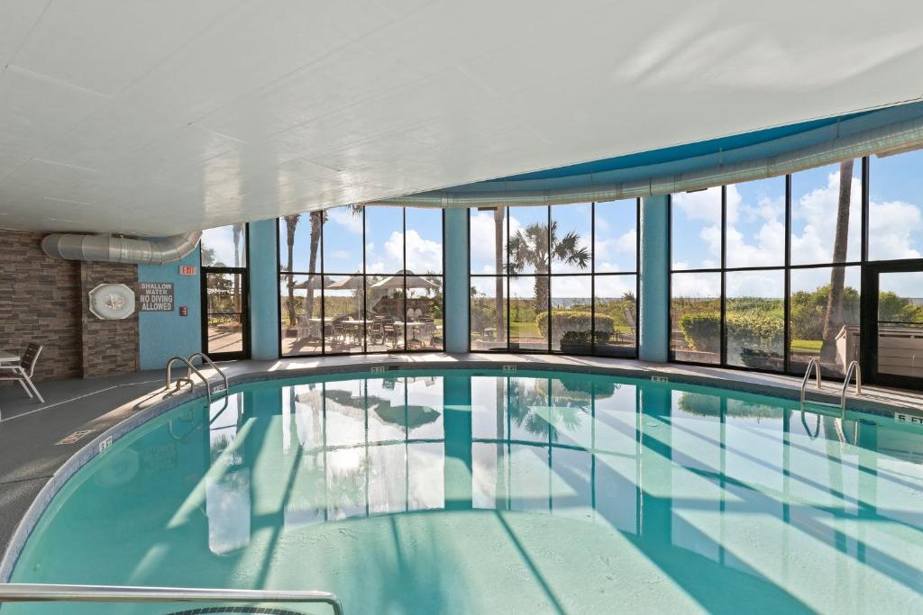Club Wyndham Westwinds内部或周边的泳池