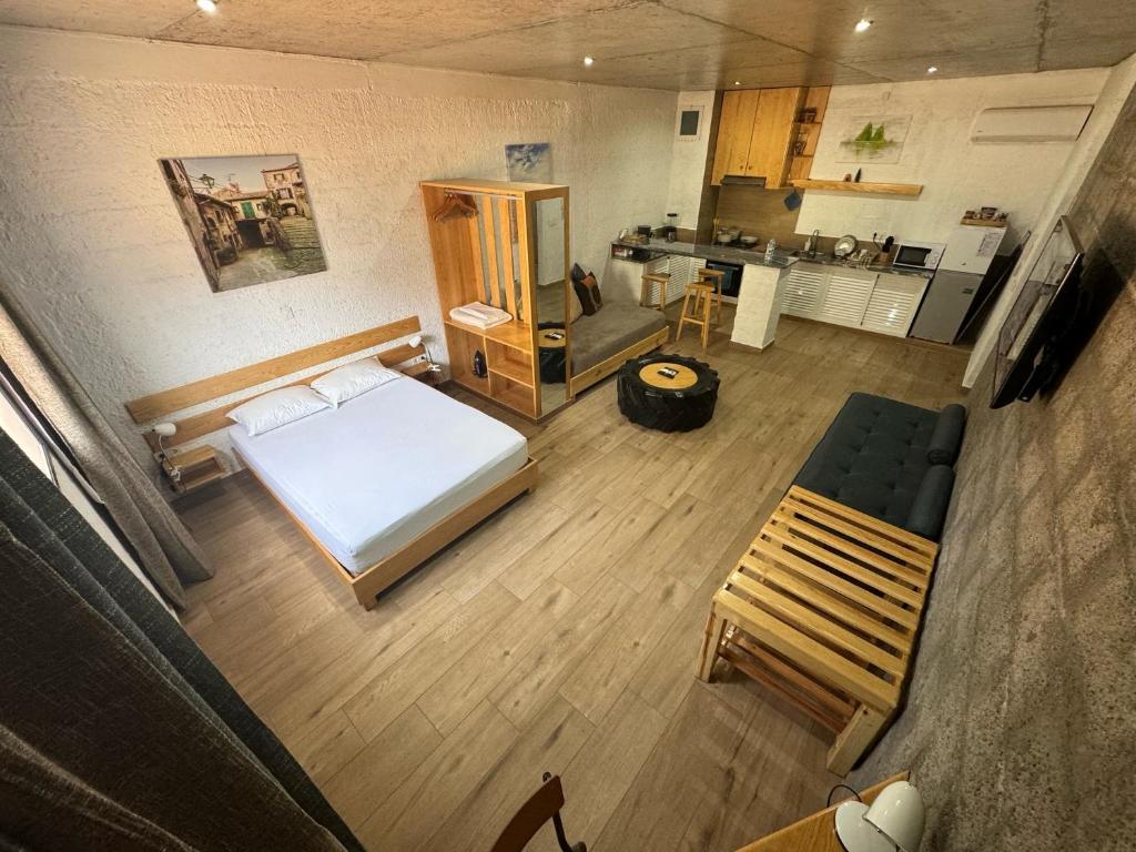 普拉亚Teia-AJ的卧室享有高空美景,设有1张床和1间厨房。