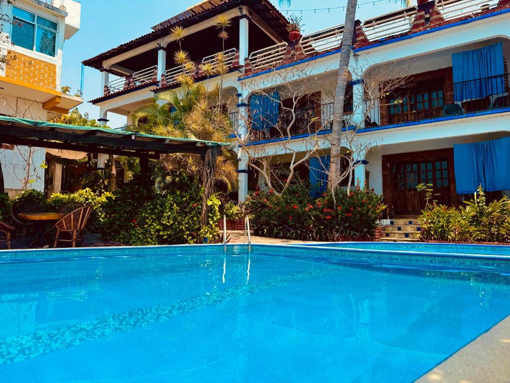 埃斯孔迪多港Casa Terranova的大楼前的大型蓝色游泳池