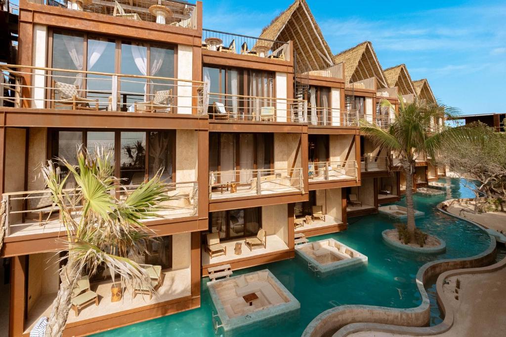 奥尔沃克斯岛AWA Holbox Hotel Boutique - Beach Front的享有带水滑梯的度假村的空中景致