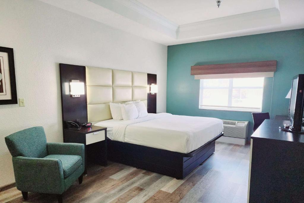 北小石城贝斯特韦斯特JFK套房酒店的配有一张床和一把椅子的酒店客房