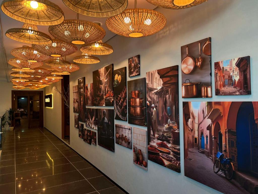 利雅德Park Inn by Radisson, Riyadh的走廊上挂有吊灯和墙上的照片
