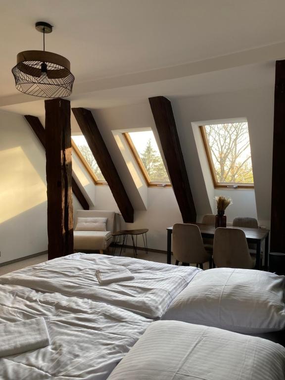 韦巴Zamek Nowęcin的卧室配有床、桌子和窗户。