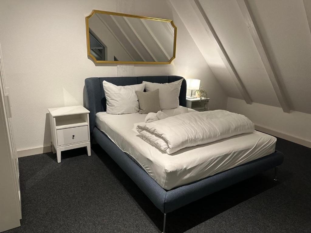 汉堡Zentral gelegenes Premium-Apartment mit viel Tageslicht的一间卧室配有一张带镜子的床