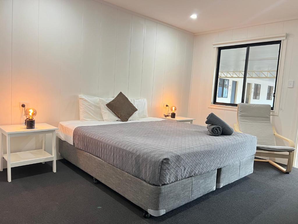 朗里奇Abajaz Motel-All Rooms Updated-May 2024的卧室配有床、椅子和窗户。