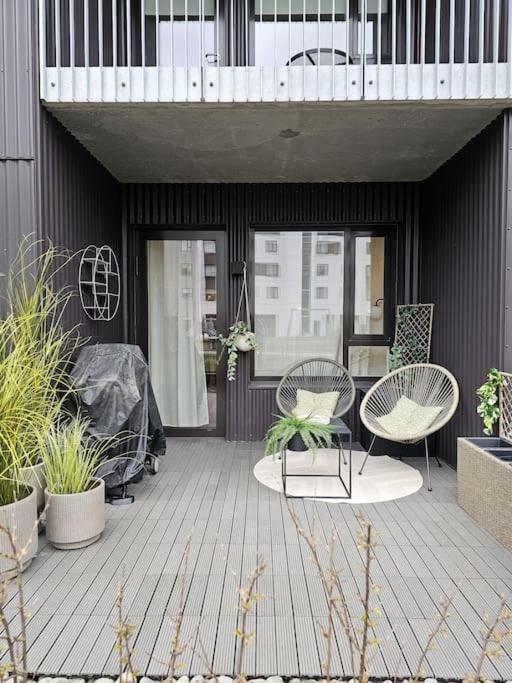 雷克雅未克The love nest in Reykjavik的庭院设有两把椅子和桌子,种有植物