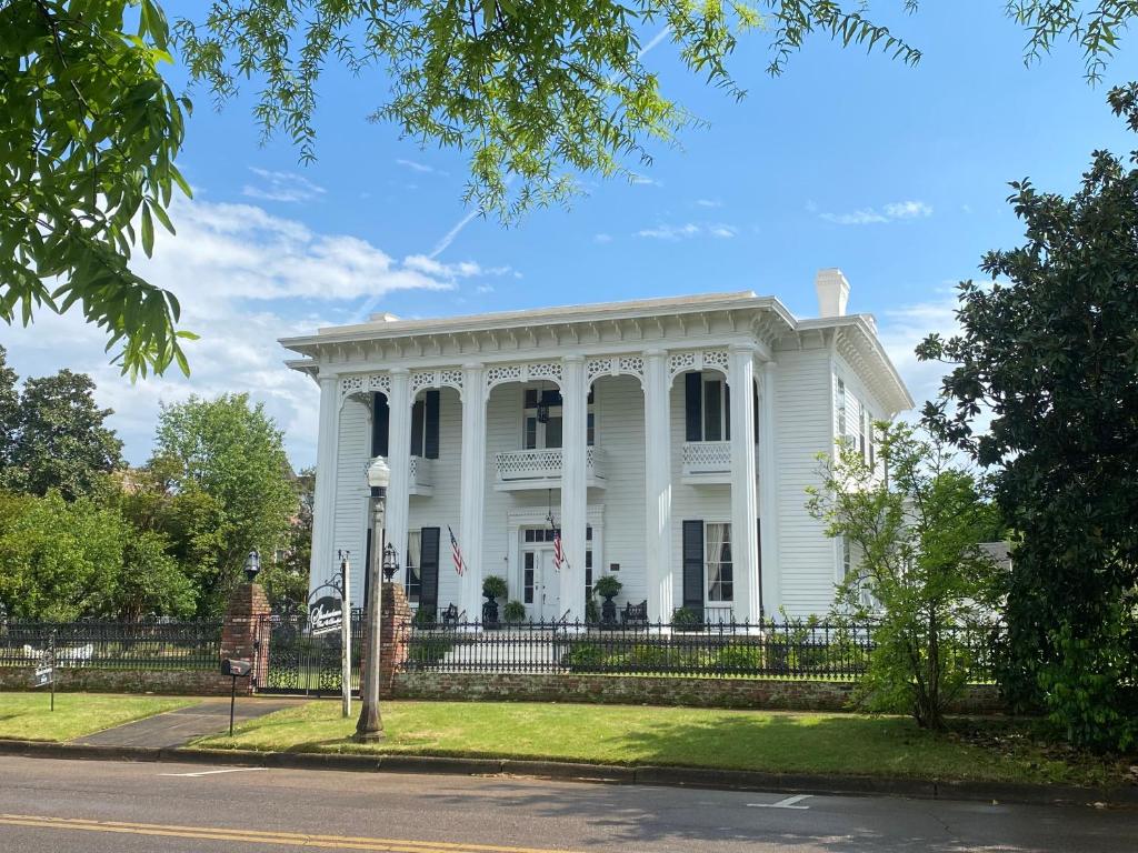 哥伦布谢多洛恩住宿加早餐旅馆的街上有门廊的白色房子