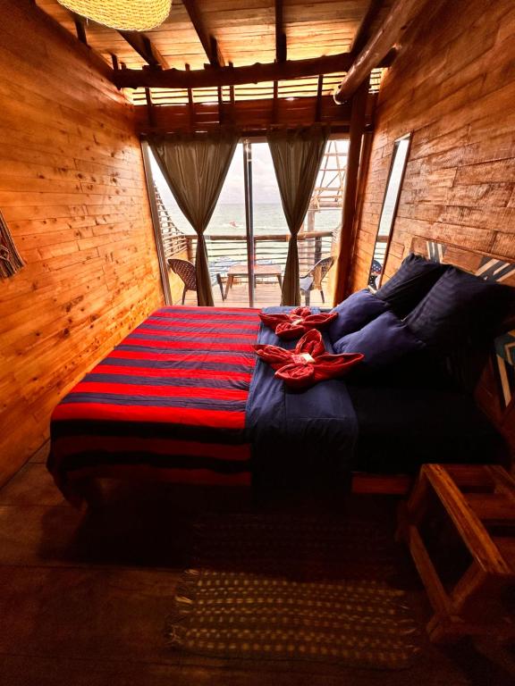 布兰卡滩BARU MAGGYBEACH的一间带床的卧室,位于带窗户的房间内