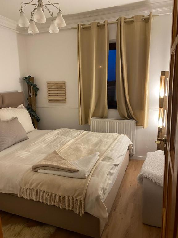 比克Erelia Cottage的一间卧室配有床和带窗帘的窗户