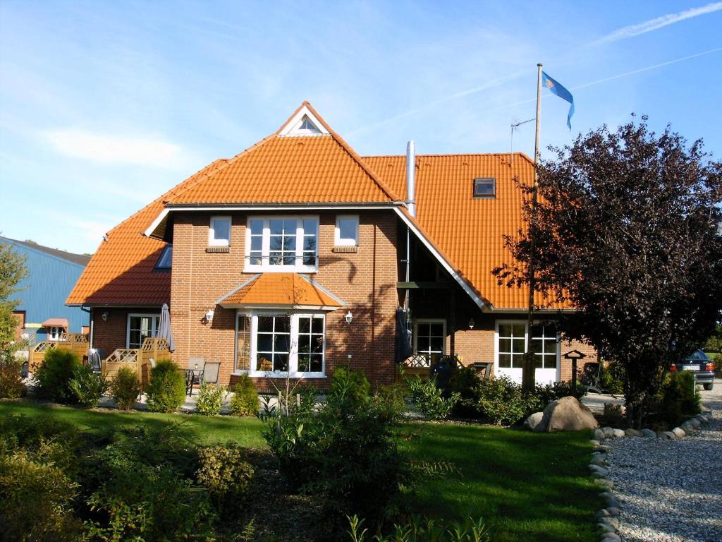 费马恩Ferienhof Christian und Antje Hopp的一座带橙色屋顶的大型砖屋