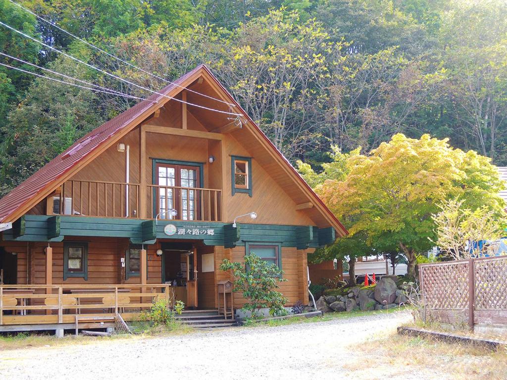 上士幌Kokoro no sato的小木屋设有门廊和阳台
