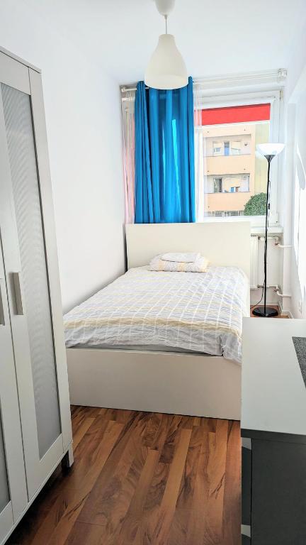 华沙Ursus Rooms-Self Check-in的一间小卧室,配有床和窗户