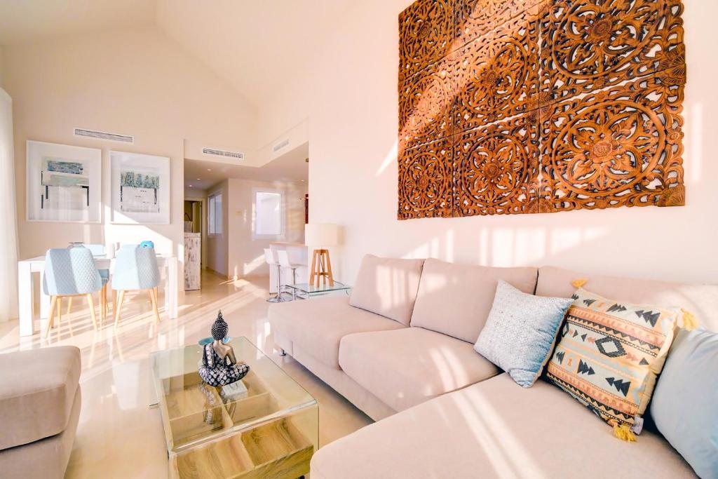 EsteponaLuxury Penthouse Alcazaba Lagoon 521 EHHouse的客厅配有沙发和桌子