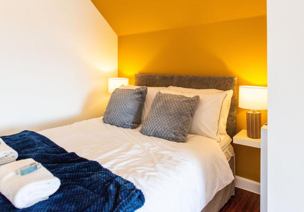 纽波特Stylish Loft Apartment with View的一间卧室设有一张黄色墙壁的大床