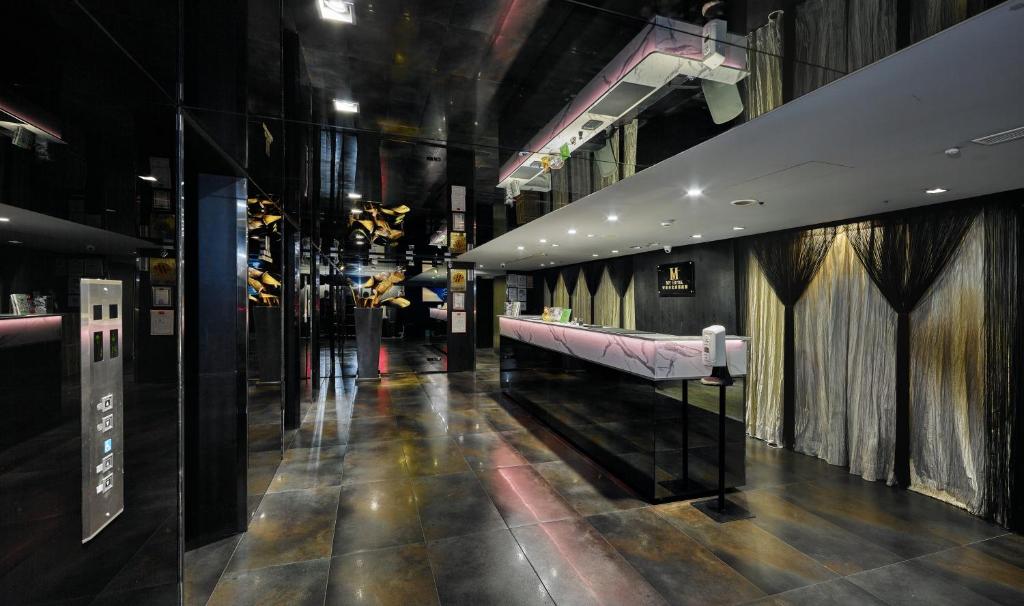 台北安庭台北商旅的大楼中央带一张床的走廊
