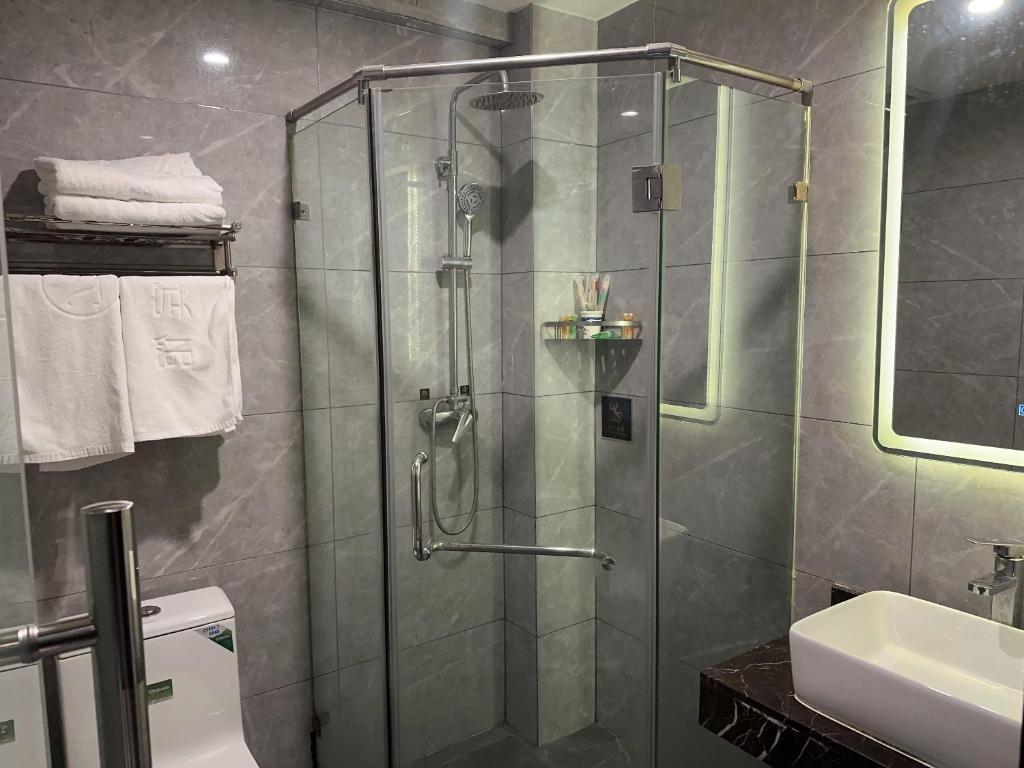 房山区比邻酒店(北京房山区良乡医院店)的带淋浴和盥洗盆的浴室