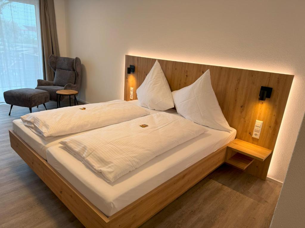 MEIN MOTEL - Self Check-in的一间卧室配有一张大床和木制床头板