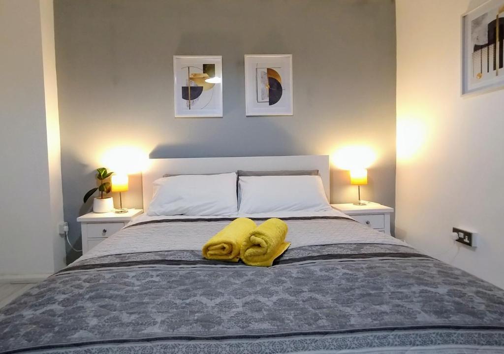 伯明翰2 Beds House in City Center的一间卧室配有一张带两张黄色毛巾的床