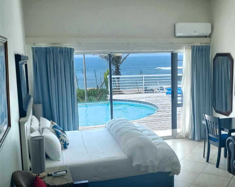 德班海滩宾利旅馆的一间卧室设有一张床,享有游泳池的景色