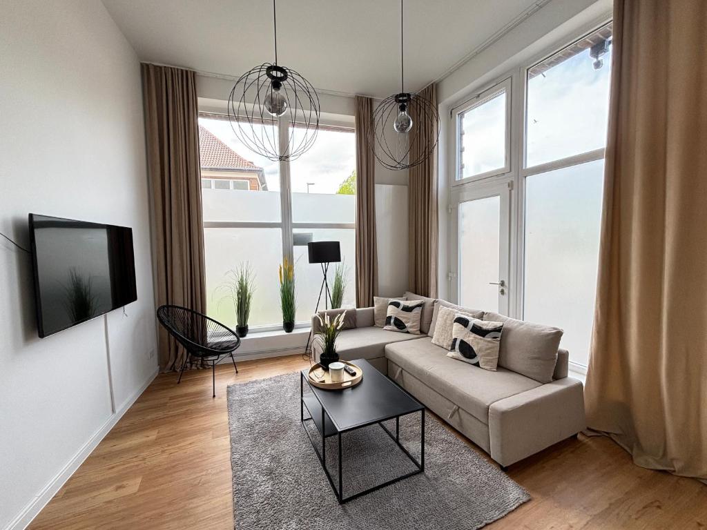 汉诺威60qm - 2 rooms - free parking - city - MalliBase Apartments的带沙发和电视的客厅
