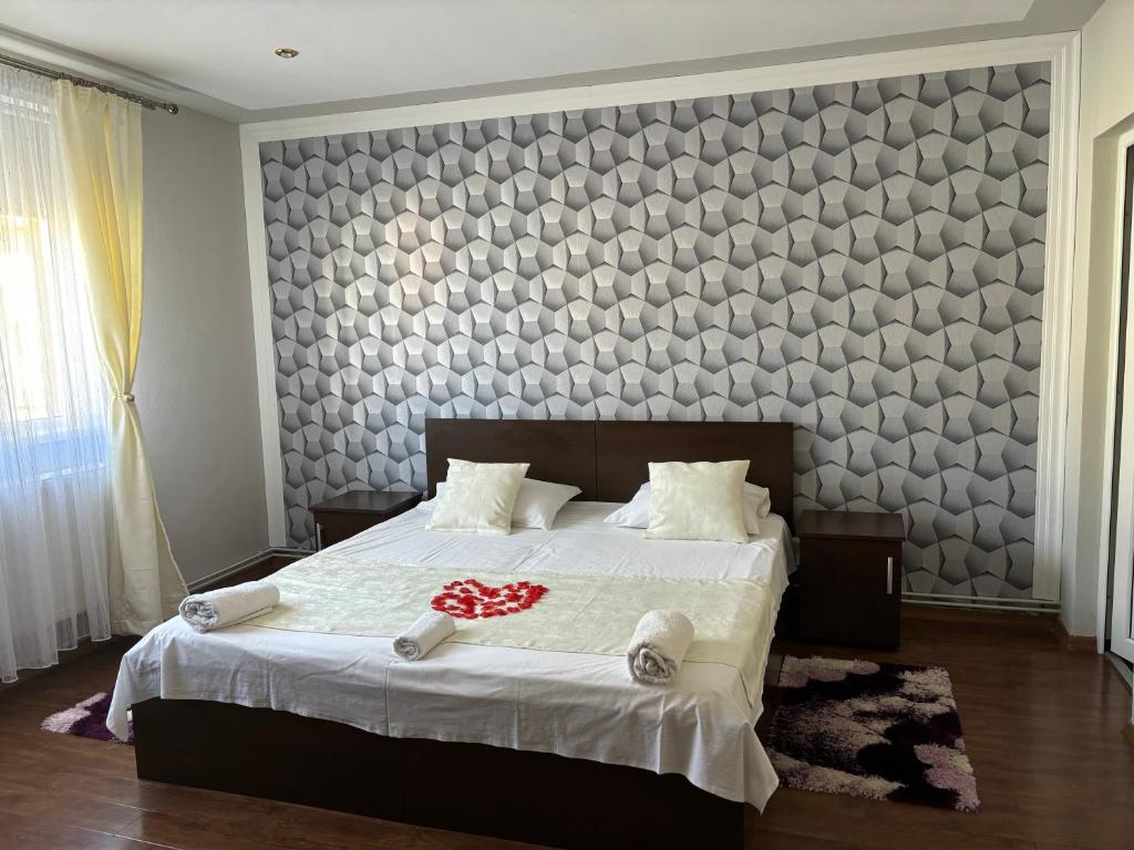ChişcăuCasa Otilia的一间卧室配有一张床,上面有两条毛巾