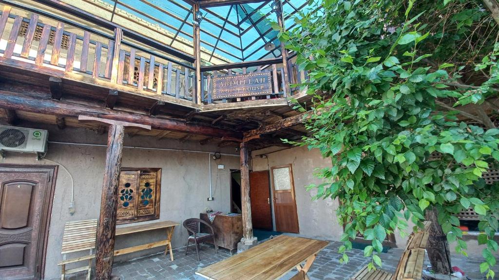 希瓦B&B, Khiva ,, Abdullah " in ichan Kala的带阳台和木桌的建筑