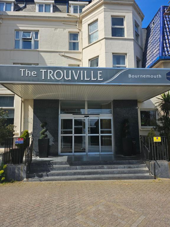 伯恩茅斯The Trouville Bournemouth的一座带有读过树卫的建筑