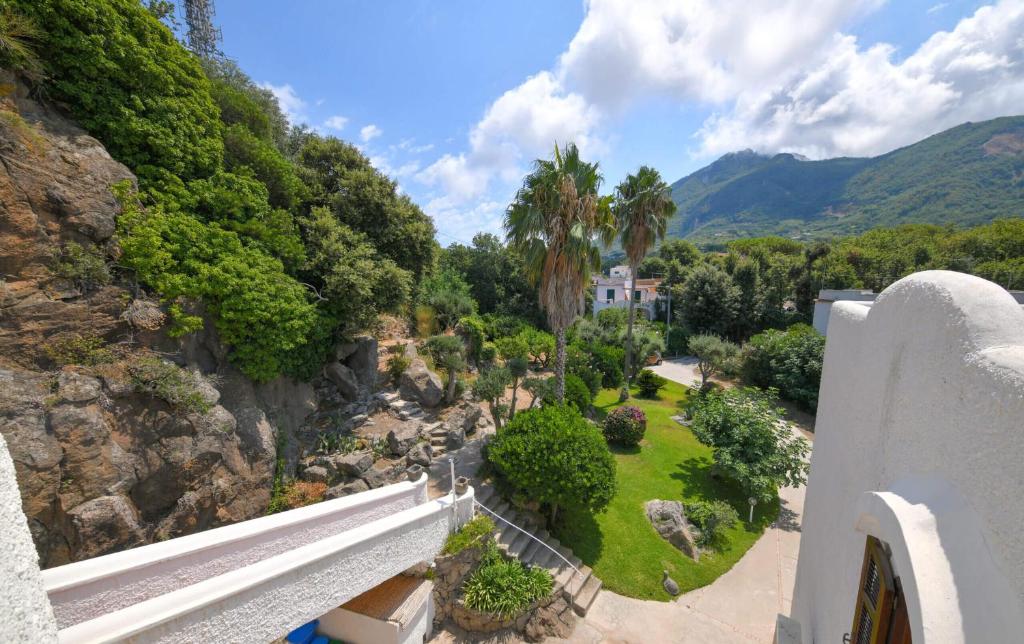 伊斯基亚Villa Marecoco的阳台享有花园景色。