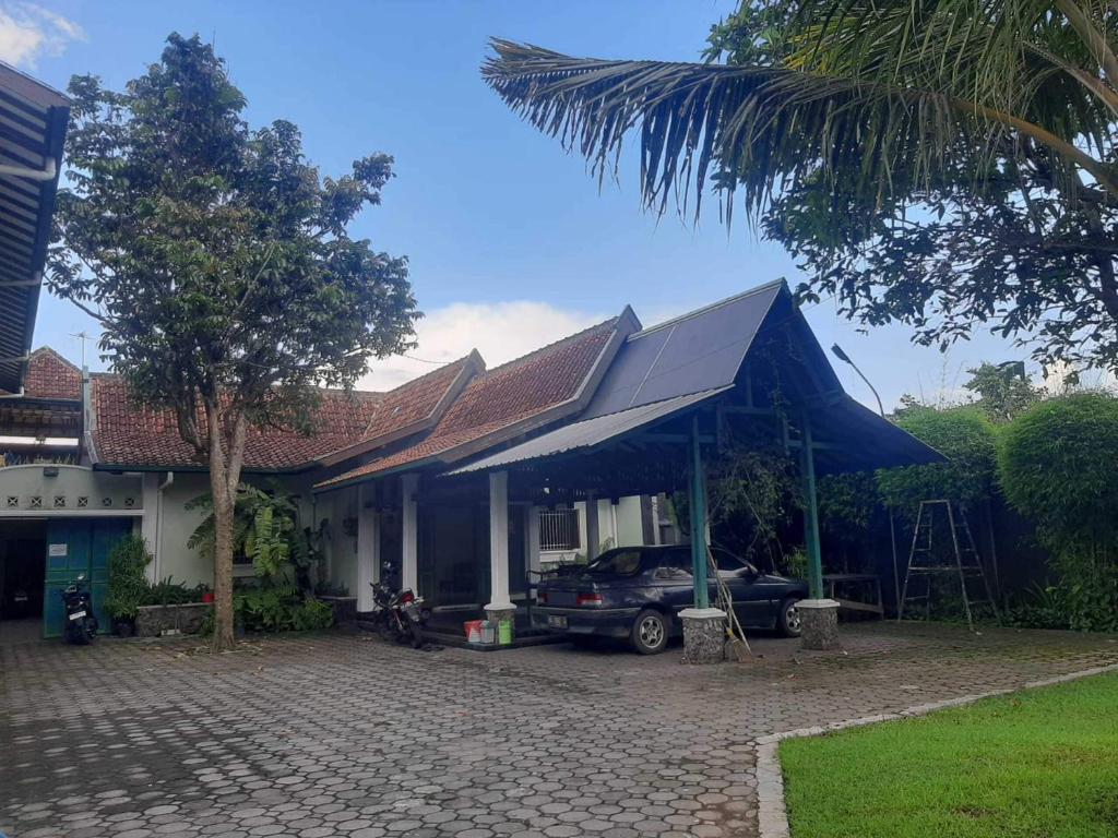 斯勒曼Capital O 93938 Wisma Pamungkas Syariah的前面有停车位的房子